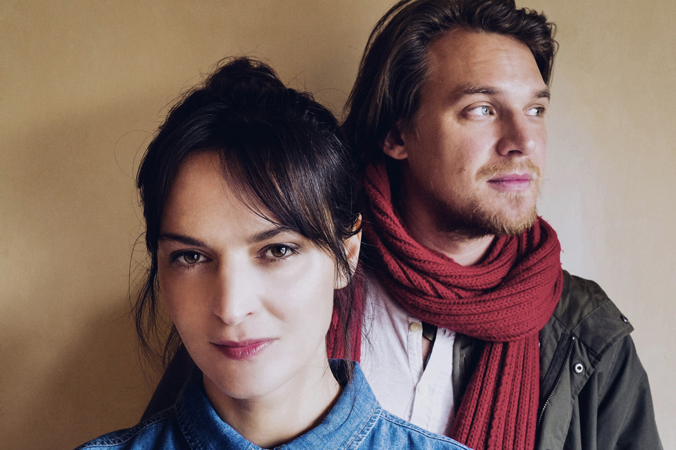 Jana Kirschner a Vojtěch Dyk zverejnili novú skladbu s názvom Na okamih. Autorom videoklipu je Juraj Johanides.