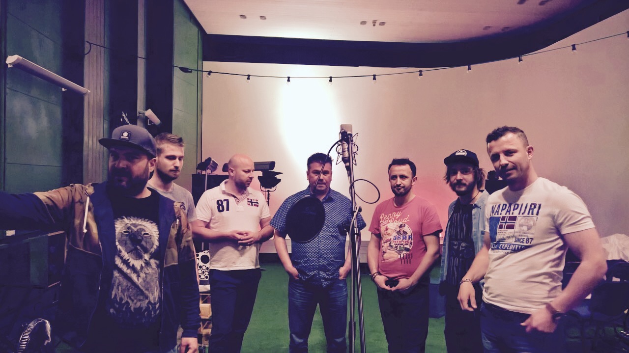 Skupina IMT Smile sa spojila s Ondrejom Kandráčom a spoločne nahrali pieseň k filmu Čiara. 